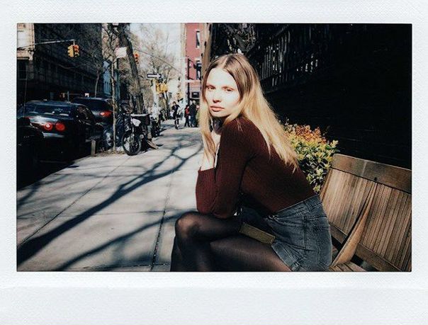 Красиво говорить о любви может тот, в ком эта любовь ушла в воспоминания, — убедительно говорить о любви может тот, в ком она всколыхнула чувственность, и вовсе молчать о любви должен тот, кому она поразила сердце. 