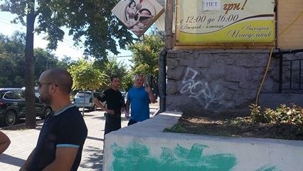Скандал в Запорожье: Неизвестный незаконно присвоил землю возле пиццерии Bells Italia (Фото) Скандал в Запорожье: Неизвестный незаконно присвоил землю возле пиццерии Bells Italia (Фото)