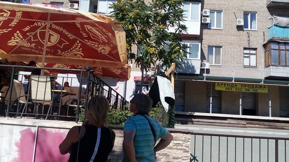 Скандал в Запорожье: Неизвестный незаконно присвоил землю возле пиццерии Bells Italia (Фото) Скандал в Запорожье: Неизвестный незаконно присвоил землю возле пиццерии Bells Italia (Фото)
