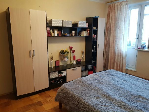 Сдаю просторную уютную комнату с балконом в 3-х к. с 1 марта. <br><br>Метро Коньково 5 минут пешком<br><br>В комнате 2х спальная кровать, шкаф-стенка и два кресла, плюс на балконе имеются шкавчики. В коридоре также шкаф-купе. Состояние квартиры отличное, вся необходимая бытовая техника имеется.<br>Соседи: молодая семейная пара, в другой комнате девочка, веселые и добрые <br><br>Рассматриваем одну или 2х девушек до 30 лет<br>В квартире соблюдается тишина и порядок <br><br>Цена: 25000 + счет., WiFi (залог 50%) без комиссии.<br> Магадова - фото Фото: Сдаю просторную уютную комнату с балконом в 3-х к. с 1 марта. <br><br>Метро Коньково 5 минут пешком<br><br>В комнате 2х спальная кровать, шкаф-стенка и два кресла, плюс на балконе имеются шкавчики. В коридоре также шкаф-купе. Состояние квартиры отличное, вся необходимая бытовая техника имеется.<br>Соседи: молодая семейная пара, в другой комнате девочка, веселые и добрые <br><br>Рассматриваем одну или 2х девушек до 30 лет<br>В квартире соблюдается тишина и порядок <br><br>Цена: 25000 + счет., WiFi (залог 50%) без комиссии.<br> Магадова