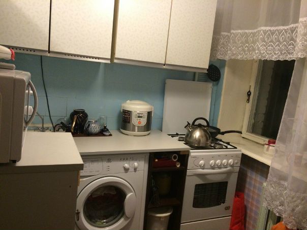Фото: Сдаётся изолированная светлая уютная комната в тихом районе. Окна выходят во двор, не на проезжую часть. <br>Желательно девушке, (только один человек). <br>В комнате есть все необходимое для проживания: диван, шкаф, тумбочки. <br>С/у раздельный. Стиральная машинка имеется. <br>На кухне есть все необходимое для приготовления пищи. <br>Рядом с домом развитая инфраструктура, несколько сетевых магазинов, салон красоты, рядом тц 