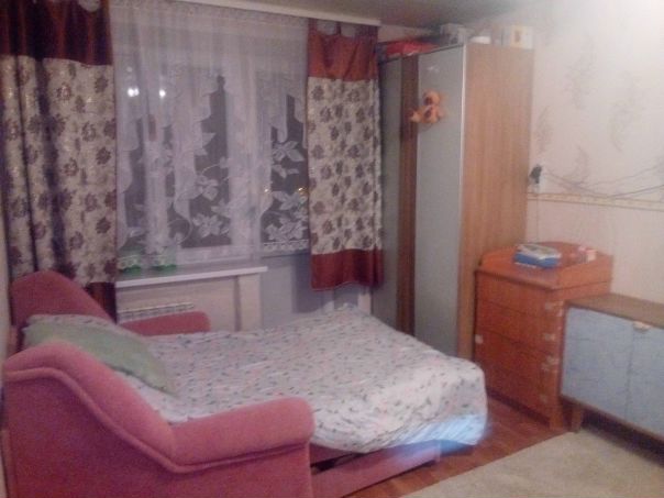 Фото: Сдам с 24-26 января ....<br>Комната с балконом, в комнате -шкаф для вещей ,комод, тумба,телевизор ТВ смарт, вайфай с выходом в интернет ,детская кровать,ковёр,диван,стиральная маш ина,холодильник ,все имеется для удобства сдам комнату в двушке с 24-26января ...на дл.срок все включено
