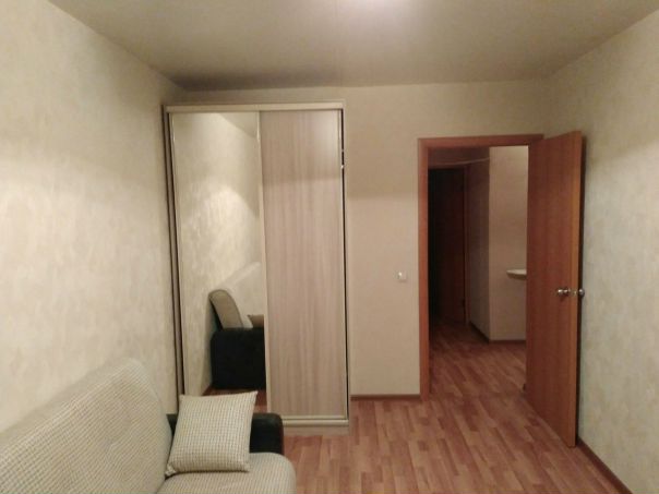 Фото: Срочно ищу нормальных, близких по духу, соседей в две свободные комнаты в чистой светлой 3-х комнатной съемной квартире на длительный срок. <br>м.Медведково, 10 мин пешком от метро. <br>Нормальный ремонт. 6-й этаж. Рядом Дикси, магнит, пятерочка, ашан. Есть стиральная машина. В кухне гарнитур, холодильник, микроволновка. <br>Стоимость: по 15 тыс. за комнату (+депозит) + вода, электричество, интернет. Заселение в любое время. <br>Пишите в личку<br> Петров