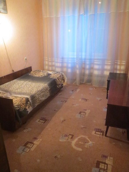Фото: М. Бабушкинская КОМНАТА СРОЧНО!!! <br>Сдается комната в 3-х комн. кв., 20 мин. пешком до метро, 5 минут на маршрутке м.Бабушкинская, а также можно доехать на транспорте м.Медведково, Свиблово, Ботанический сад, ж/д станции Лось и Лосиноостровская. 3-й этаж 9-ти этажного дома. Комната 15 кв.м., изолирована, закрывается на ключ. Кухня 9 кв.м. С/у раздельный. Пластиковые окна, стиральная машина, холодильник, интернет, вся необходимая мебель. Хороший район, рядом несколько парков, магазины. На длительный срок. <br>Комната 16000 руб /месяц + КУ расходники по счетчикам (свет, вода, делится на всех проживающих в квартире, получается примерно около 700р) <br>Соседи: в одной комнате одна девушка, во второй две девушки, очень приличные, чистоплотные и спокойные люди без в/п. <br>Комната сдаётся ЗАВТРА 6 ноября!!! <br>Комиссии нет! <br>Депозит можно разделить на пару месяцев. <br>СОБСТВЕННИК. БЕЗ ПОСРЕДНИКОВ.