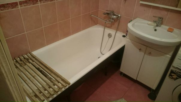 Фото: Добрый день. Сдам изолированную комнату 12 кв. м в 3-х комнатной квартире без хозяев в 5-ти минутах ходьбы от метро КАХОВСКАЯ для одного человека — 10 000 р., для пары — 12 000 р. Квартира с 