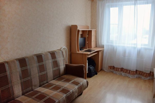 Кузьминки, МОСКВА<br>Ищу соседа/ку на длительный срок в изолированную комнату в двушке (вторую комнату снимаю я). От метро 450 метров, то есть 5 минут пешком, 9 этаж в 14-этажном доме. Комната 12 кв.м, на окнах стеклопакеты, стенка для одежды и вещей, компьютерный стол, стул и диван раскладной. <br>В квартире есть: wi-fi, стиральная машина, холодильник, микроволновка, сан. узел раздельный с полноценной ванной. В 5-7 минутах пешком большой парк Кузьминки. Также в шаговой доступности аптеки, кинотеатр и супермаркеты: Лента, Перекресток, Магнолия, Пятерочка, Дикси. <br>Хозяева хорошие, мозг не взрывают, плата раз в месяц и больше не тревожат вообще.<br><br>ВАЖНО !!!!<br> ищу ТОЛЬКО 1 ЧЕЛОВЕКА, СЛАВЯНИНА, 28-40 лет, пол не важен, дружелюбного и позитивного соседа/ку, легкого в общении, с которым найдутся общие интересы, это обязательно! (унылые социофобы проходите мимо )<br> не курящего,<br> без детей и животных,<br> аккуратного, который в состоянии поддерживать порядок и чистоту в доме.<br><br>Цена вопроса: 17 000 руб/мес + свет, вода, интернет (около 1 200 р.).<br>В этой квартире живу уже более 3 лет, сосед из второй комнаты уже выехал, так что можно заселятся хоть завтра)) Естественно без комиссии и посредников, но нужен будет залог за 1 месяц. - фото Фото: Кузьминки, МОСКВА<br>Ищу соседа/ку на длительный срок в изолированную комнату в двушке (вторую комнату снимаю я). От метро 450 метров, то есть 5 минут пешком, 9 этаж в 14-этажном доме. Комната 12 кв.м, на окнах стеклопакеты, стенка для одежды и вещей, компьютерный стол, стул и диван раскладной. <br>В квартире есть: wi-fi, стиральная машина, холодильник, микроволновка, сан. узел раздельный с полноценной ванной. В 5-7 минутах пешком большой парк Кузьминки. Также в шаговой доступности аптеки, кинотеатр и супермаркеты: Лента, Перекресток, Магнолия, Пятерочка, Дикси. <br>Хозяева хорошие, мозг не взрывают, плата раз в месяц и больше не тревожат вообще.<br><br>ВАЖНО !!!!<br> ищу ТОЛЬКО 1 ЧЕЛОВЕКА, СЛАВЯНИНА, 28-40 лет, пол не важен, дружелюбного и позитивного соседа/ку, легкого в общении, с которым найдутся общие интересы, это обязательно! (унылые социофобы проходите мимо )<br> не курящего,<br> без детей и животных,<br> аккуратного, который в состоянии поддерживать порядок и чистоту в доме.<br><br>Цена вопроса: 17 000 руб/мес + свет, вода, интернет (около 1 200 р.).<br>В этой квартире живу уже более 3 лет, сосед из второй комнаты уже выехал, так что можно заселятся хоть завтра)) Естественно без комиссии и посредников, но нужен будет залог за 1 месяц.