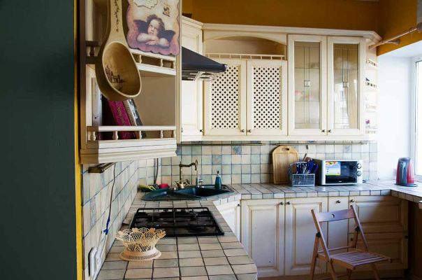 Сеть хостелов“Tvoyhostel” – от 10000 руб. в месяц! <br><br>Хостелы “Tvoyhostel” расположены в самом центре Москвы, на ваш выбор можно остановиться у метро: <br><br>-Смоленская (1 мин) (15000 в месяц за место в 6-местном ЖЕНСКОМ номере) <br>-Достоевская (5 мин) (10000 в месяц за место в общем номере, 15000 - за место в номере повышенной комфортности в стиле лофт) <br><br>К услугам гостей: <br>-Постельное белье и полотенца <br>-WI-FI <br>-Ежедневная уборка <br>-Хороший ремонт<br>-Стиральная машинка <br>-Микроволновка/мультиварка<br>-Чай и печеньки, каши по утрам <br>-Кухня со всеми необходимыми принадлежностями <br>-Фен для волос <br>-Утюг и гладильная доска <br>-Есть женские, мужские и смешные номера <br><br>В наших хостелах чисто и очень уютно! Атмосфера очень дружелюбная. <br>Возможны гибкие условия оплаты .<br>Будем рады вам! Звоните, все обсудим. <br>Контактный телефон: <br>+7 (962) 963-78-78 Владислав - фото Фото: Сеть хостелов“Tvoyhostel” – от 10000 руб. в месяц! <br><br>Хостелы “Tvoyhostel” расположены в самом центре Москвы, на ваш выбор можно остановиться у метро: <br><br>-Смоленская (1 мин) (15000 в месяц за место в 6-местном ЖЕНСКОМ номере) <br>-Достоевская (5 мин) (10000 в месяц за место в общем номере, 15000 - за место в номере повышенной комфортности в стиле лофт) <br><br>К услугам гостей: <br>-Постельное белье и полотенца <br>-WI-FI <br>-Ежедневная уборка <br>-Хороший ремонт<br>-Стиральная машинка <br>-Микроволновка/мультиварка<br>-Чай и печеньки, каши по утрам <br>-Кухня со всеми необходимыми принадлежностями <br>-Фен для волос <br>-Утюг и гладильная доска <br>-Есть женские, мужские и смешные номера <br><br>В наших хостелах чисто и очень уютно! Атмосфера очень дружелюбная. <br>Возможны гибкие условия оплаты .<br>Будем рады вам! Звоните, все обсудим. <br>Контактный телефон: <br>+7 (962) 963-78-78 Владислав