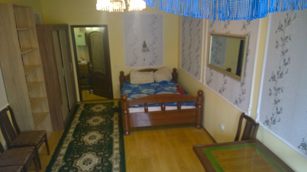 Фото: КВАРТИРА СДАЕТСЯ ВПЕРВЫЕ. <br>Дом построен в 2011 году. <br>Однокомнатная квартира 42 кв.м.в отличном состоянии сдается от собственника, без посредников(ул.маршала Казакова, дом 26) .Комната 20 кв.,кухня 11 кв.м.Застекленный балкон 3 кв.м,окна выходят в тихий двор.В прихожей большая кладовка,2 лифта(грузовой и пассажирский). <br>Остановка городского транспорта прямо у дома:трамвай,автобус,маршрутки до метро Московская,Ленинский пр.,Автово,Кировский завод,Нарвская. <br>Рядом рынок 