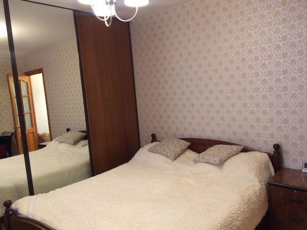 Фото: С 15 декабря сдаётся чистая, уютная 2-комнатная Квартира с потрясающей энергетикой в районе метро Сокол.<br>Одна комната - изолированная спальня. Вторая - объединена с кухней в общее пространство гостиной. В квартире есть вся необходимая встроенная техника -стиральная машина Bosh, посудомоечная машина Bosh, холодильник, кондиционер, телевизор. Остается вся мебель, необходимая для проживания, есть посуда. Санузел совместный (душевая кабина).<br>Находится квартира в прекрасной доступности до 4-х станций метро (самая ближайшая Сокол - 1,3 км). Пешком - 15 минут, на любом транспорте, остановка рядом 2-3 минуты. Парковочные места, удобный разворот прям у дома в город. В 1,5 км огромный парк Покровское -Стрешнево, поблизости школы и садики. Хорошие продуктовые и промтоварные магазины рядом (недавно открылся магазин Вкусвилл). В тамбуре постоянно проживает только одна тихая соседка, остальные бывают редко, поэтому очень тихо. Подъезд тихий, после косметического ремонта. Хозяева адекватные. <br>Оплата 45 тыс в месяц плюс свет и вода. Без комиссии.<br><br> Загороднева