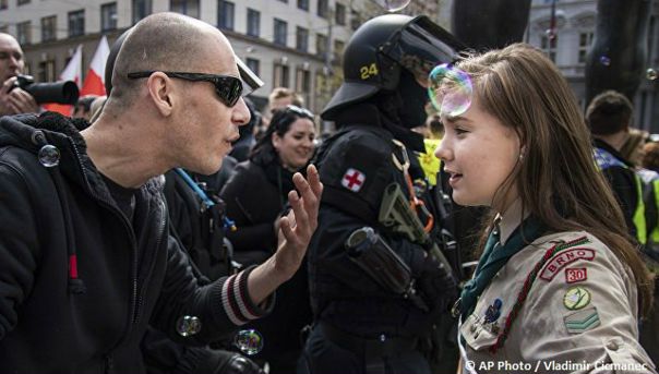 Девушке из Чехии, выступившей против неонацистов, угрожают расправой: 