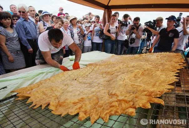 В Крыму испекли самый большой в мире чебурек: 