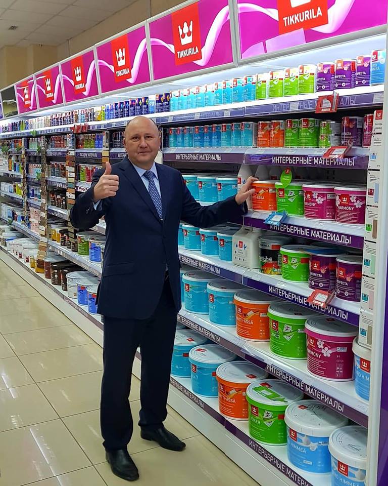 фото В Кемерово открыт специализированный магазин Студия Цвета Tikkurila Кемерово Кузбасс 
Для дизайнеров, строительных бригад, для тех, кто ценит качество и любит воплощать в жизнь оригинальные идеи. 
В нашем салоне вы можете получить консультацию от квалифицированных специалистов, а также узнать о новых и интересных продуктах. 
Как например: Лак "Тайка Глоу" светящийся в темноте водоразбавляемый матовый лак. Используется для создания эффекта свечения во внутренних помещениях – спальнях, гостиных, детских комнатах. 
Лак абсолютно безвреден. Он придает эффект свечения самым разнообразным поверхностям – от обоев до деревянных полов. 
Или вот краска "Лииту" . Новая колеруемая краска для школьных досок. Её можно купить в классическом черном цвете или придать ей любой из оттенков палитры Tikkurila. Результат окраски - матовая поверхность любого цвета, на которую хорошо ложится мел. 
"Лииту"подойдет для окраски не только школьных досок, но и для стен, дверей, барных досок и даже столиков в детской комнате. Цветные мелки хорошо ложатся на поверхность, окрашенную Лииту, и легко стираются, не оставляя следов. 
А ещё краска "Harmony". Бархатисто-матовая краска с эффектом бархата. Легко наносится, хорошо моется. Имеет высшие международные сертификаты экологической безопасности, так что вполне применима для больниц и детских учреждений. Бархатистая поверхность прекрасно впишется как в простой, так и изысканный интерьер дома, квартиры или офиса. 
Там, где качество важней цены – применение краски Tikkurila оптимальное решение в проведении ремонтных работ. Tikkurila – марка, которой можно доверять. Кузнецкий Альянс Россия Сибирь Кузбасс Кемерово является официальным дилером компании Tikkurila. г. Кемерово, пр-т Кузнецкий, 33/1, ТЦ “Облака” тел +7-923-604-32-35.