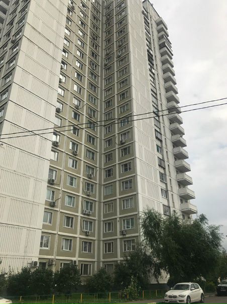 Сдаётся 1-комнатная квартира, 37 кв.м. 5 этаж, 22этажный дом, консьержка, чистая светлая квартира, но не евро, на полу паркет, в ванной плитка. Удобная небольшая кухня с кожаным диваном, просторная изолированна комната , санузел раздельный. Домофон. Тихие спокойные соседи. <br>В пешей доступности 2 супермаркета , отличный фитнес, через дорогу лес и набережная Москвы-реки. Можно жарить шашлыки:) рядом Филевский парк. До м Фили 5 минут на автобусе. Автобус ходит раз в 2-3 минуты, пробок не бывает. <br>Есть вай-фай. Диван в комнате раскладной. Микроволновка, чайник, стиральная машинка. 3 огромных шкафа, плита - все для жизни есть !Предпочтение семейным парам или 1-2 девушкам. <br>Стоимость 32тр плюс коммуналка (около 3тр)<br> Кулакова - фото Фото: Сдаётся 1-комнатная квартира, 37 кв.м. 5 этаж, 22этажный дом, консьержка, чистая светлая квартира, но не евро, на полу паркет, в ванной плитка. Удобная небольшая кухня с кожаным диваном, просторная изолированна комната , санузел раздельный. Домофон. Тихие спокойные соседи. <br>В пешей доступности 2 супермаркета , отличный фитнес, через дорогу лес и набережная Москвы-реки. Можно жарить шашлыки:) рядом Филевский парк. До м Фили 5 минут на автобусе. Автобус ходит раз в 2-3 минуты, пробок не бывает. <br>Есть вай-фай. Диван в комнате раскладной. Микроволновка, чайник, стиральная машинка. 3 огромных шкафа, плита - все для жизни есть !Предпочтение семейным парам или 1-2 девушкам. <br>Стоимость 32тр плюс коммуналка (около 3тр)<br> Кулакова