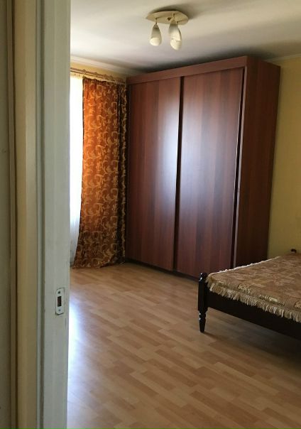 Предлагаю в субаренду, изолированную комнату в трёхкомнатной квартире по адресу Ярославское шоссе д 4 корпус 4. Рядом ТК Золотой Вавилон, фитнес центр Зебра, парк Лосиный остров. В двух смежных комнатах живу я и двое моих сыновей 7 и 16 лет. Мы сами только переехали сюда на ближайшие 2 года. Старший поступил в гимназию 1577, которая от данной квартиры в шаговой доступности . Уютная, светлая, тёплая квартира. От метро Ростокино на транспорте 5-7 мин. Пешком 15-19 минут. <br>Аренда 15000 - коммунальные платежи включены. Без депозита - взяла этот момент на себя. Все необходимое в квартире имеется, стиральная машинка, холодильник, в Вашей комнате двуспальная кровать, шкаф, телевизор, полочки для книг, и большая лоджия. Хозяйка адекватная женщина 50-60 лет. <br>Пишите в личку Семёнова - фото Фото: Предлагаю в субаренду, изолированную комнату в трёхкомнатной квартире по адресу Ярославское шоссе д 4 корпус 4. Рядом ТК Золотой Вавилон, фитнес центр Зебра, парк Лосиный остров. В двух смежных комнатах живу я и двое моих сыновей 7 и 16 лет. Мы сами только переехали сюда на ближайшие 2 года. Старший поступил в гимназию 1577, которая от данной квартиры в шаговой доступности . Уютная, светлая, тёплая квартира. От метро Ростокино на транспорте 5-7 мин. Пешком 15-19 минут. <br>Аренда 15000 - коммунальные платежи включены. Без депозита - взяла этот момент на себя. Все необходимое в квартире имеется, стиральная машинка, холодильник, в Вашей комнате двуспальная кровать, шкаф, телевизор, полочки для книг, и большая лоджия. Хозяйка адекватная женщина 50-60 лет. <br>Пишите в личку Семёнова