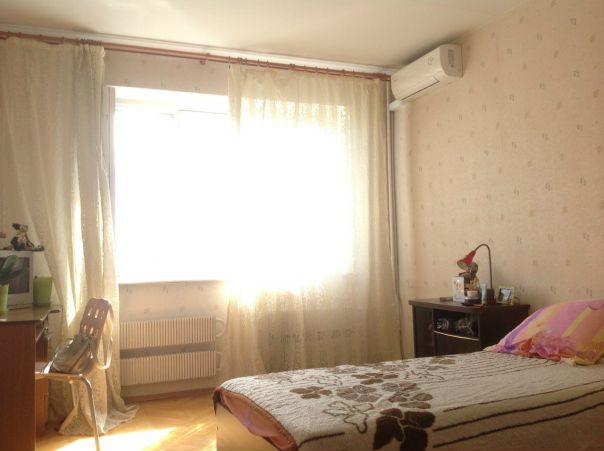Всем привет! :) Москва. Ищу соседку в однокомнатную квартиру на 12 этаже. М. Кузьминки (для длительной аренды), от метро 5 минут пешком. <br><br>Зеленый район, очень много магазинов, парк-усадьба с озером и велосипедами в 5 минутах. До центра 12 минут на метро. <br><br>Дом с капитальным ремонтом, консьерж. <br><br>Квартира чистая и светлая, просторная и очень уютная. <br>В квартире имеется вся необходимая мебель и техника: два больших шкафа с зеркалом в коридоре, гладильная доска, утюг, кровати раздельные(новые), холодильник, плита, микроволновка, стиральная машинка, сплит. Также есть большая лоджия. <br>Интернет. <br><br>Аренда 15 тыс.+ к.у <br>Залог 15 тыс <br>В квартире живу я :) <br>Ищу порядочную(!), чистоплотную, платежеспособную, дружелюбную и спокойную соседку (молодую девушку славянской внешности) в возрасте до 25 - 30лет. Без гулянок и посиделок. Без животных. Без вредных привычек. Уважаю личное пространство. <br>Хочется прежде всего адекватного спокойного работающего человека. Мужчинам/парам/группам девочек/парням - просьба не беспокоить <br>По всем вопросам пишите мне в сообщения <br>Заезд с конца августа - сентября<br><br> Shag - фото Фото: Всем привет! :) Москва. Ищу соседку в однокомнатную квартиру на 12 этаже. М. Кузьминки (для длительной аренды), от метро 5 минут пешком. <br><br>Зеленый район, очень много магазинов, парк-усадьба с озером и велосипедами в 5 минутах. До центра 12 минут на метро. <br><br>Дом с капитальным ремонтом, консьерж. <br><br>Квартира чистая и светлая, просторная и очень уютная. <br>В квартире имеется вся необходимая мебель и техника: два больших шкафа с зеркалом в коридоре, гладильная доска, утюг, кровати раздельные(новые), холодильник, плита, микроволновка, стиральная машинка, сплит. Также есть большая лоджия. <br>Интернет. <br><br>Аренда 15 тыс.+ к.у <br>Залог 15 тыс <br>В квартире живу я :) <br>Ищу порядочную(!), чистоплотную, платежеспособную, дружелюбную и спокойную соседку (молодую девушку славянской внешности) в возрасте до 25 - 30лет. Без гулянок и посиделок. Без животных. Без вредных привычек. Уважаю личное пространство. <br>Хочется прежде всего адекватного спокойного работающего человека. Мужчинам/парам/группам девочек/парням - просьба не беспокоить <br>По всем вопросам пишите мне в сообщения <br>Заезд с конца августа - сентября<br><br> Shag