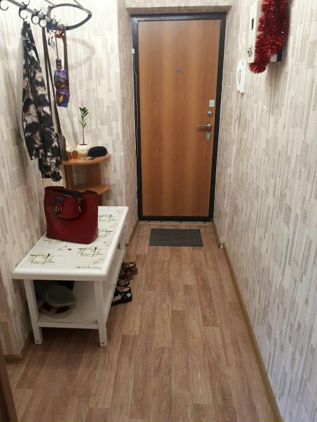 Фото:  Ищу девушку  без в/п, со стабильным заработком в комнату-проходная  В 2-шке  Я в соседней  <br>2 мин. от Фонвизинская!!! <br>17500 мес + счетчики . <br>В кв хороший косметический ремонт! Депозит разобью!<br> Happy