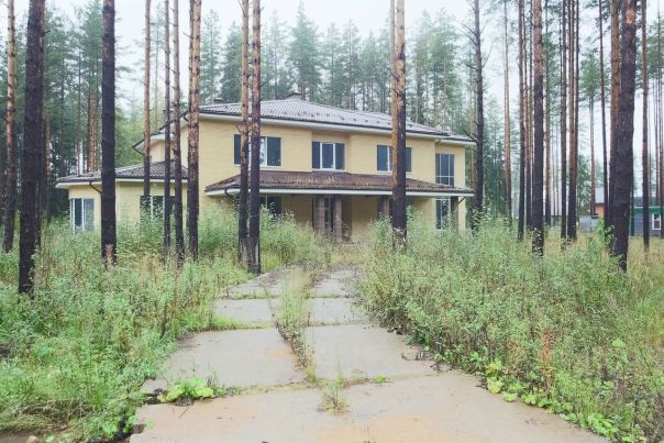 Энколово, КП «Охтинский парк»<br><br>Предлагается к продаже Коттедж с земельным участком!<br>Ленинградская обл., Всеволожский р-н, Энколово, коттеджный поселок «Охтинский Парк», ул. Долгорукова. Рядом Горнолыжный курорт Охта Парк!<br><br>Площадь участка 25 соток (сосны). Площадь дома 560 кв.м.<br>Дом выполнен в стиле Английского минимализма. Фасады облицованы кирпичом Terca и имеют большую площадь остекления. Цоколь дома из натурального черного шунгита, пиленного полоской. Кровля выполнена из натуральной черепицы. Перед входом в дом устроено широкое крыльцо. Из столовой имеется выход на просторную теплую веранду. Терраса 50 кв.м.<br><br>Первый этаж 283 кв.м. Включает в себя холл с просторным гардероб при входе. Общая зона объединяет в себе большую кухню столовую, Гостиную комнату. Лестница на второй этаж. Второй свет. Второй этаж 220 кв.м. Это зона хозяев дома. К общему холлу примыкают три спальни, санузлы, гардеробы и кабинеты, находятся рядом с каждой спальней. <br><br>Фундамент дома - монолитный ж/б ростверк. Облицовка - шунгит,пиленный полоской. Наружные стены - пенобетон,утепленные. Внутренние стены и перегородки - пенобетон. Перекрытия сборные из ж/б плит по монолитным ж/б балкам. На полах проложен теплый пол. Стропильная система крыши деревянная (клееный брус). Крыша утепленная. Входные двери, окна и витрины на веранде металлопластиковые (REHAU). Заполнения 2-х камерные стеклопакеты. Установлены подоконные доски отливы.<br><br>Электроснабжение 25 кВт. Газ - магистраль, вода центральная. Газовый котел. Канализация - локальная очистительная система Топас.<br>1 этаж - система теплого пола (вкл.веранду) и радиаторное отопление. 2 этаж - система теплого пола в санузлах и радиаторное отопление.<br>19 000 000 руб. - фото Фото: Энколово, КП «Охтинский парк»<br><br>Предлагается к продаже Коттедж с земельным участком!<br>Ленинградская обл., Всеволожский р-н, Энколово, коттеджный поселок «Охтинский Парк», ул. Долгорукова. Рядом Горнолыжный курорт Охта Парк!<br><br>Площадь участка 25 соток (сосны). Площадь дома 560 кв.м.<br>Дом выполнен в стиле Английского минимализма. Фасады облицованы кирпичом Terca и имеют большую площадь остекления. Цоколь дома из натурального черного шунгита, пиленного полоской. Кровля выполнена из натуральной черепицы. Перед входом в дом устроено широкое крыльцо. Из столовой имеется выход на просторную теплую веранду. Терраса 50 кв.м.<br><br>Первый этаж 283 кв.м. Включает в себя холл с просторным гардероб при входе. Общая зона объединяет в себе большую кухню столовую, Гостиную комнату. Лестница на второй этаж. Второй свет. Второй этаж 220 кв.м. Это зона хозяев дома. К общему холлу примыкают три спальни, санузлы, гардеробы и кабинеты, находятся рядом с каждой спальней. <br><br>Фундамент дома - монолитный ж/б ростверк. Облицовка - шунгит,пиленный полоской. Наружные стены - пенобетон,утепленные. Внутренние стены и перегородки - пенобетон. Перекрытия сборные из ж/б плит по монолитным ж/б балкам. На полах проложен теплый пол. Стропильная система крыши деревянная (клееный брус). Крыша утепленная. Входные двери, окна и витрины на веранде металлопластиковые (REHAU). Заполнения 2-х камерные стеклопакеты. Установлены подоконные доски отливы.<br><br>Электроснабжение 25 кВт. Газ - магистраль, вода центральная. Газовый котел. Канализация - локальная очистительная система Топас.<br>1 этаж - система теплого пола (вкл.веранду) и радиаторное отопление. 2 этаж - система теплого пола в санузлах и радиаторное отопление.<br>19 000 000 руб.