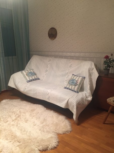 Сдаётся уютная комната с балконом на Ленинском, 70. В 70-метровой 2 комнатной квартире, с прекрасным ремонтом и высокими потолками. Окнами, выходящими во двор. В квартире есть все необходимое. В комнате - диван, стол, напольные вешалки вместо шкафа. Минималистично и стильно. Строго для одной работающей девушки. По договорённости с хозяином квартиры - друзей и котов, увы, приводить нельзя. Сама я писатель. Люблю тишину. Уважаю чужие границы..) Ищу спокойную и очень чистоплотную соседку. Квартира стоит 70 тыс. Комната - 25.<br>Писать мне - фото Фото: Сдаётся уютная комната с балконом на Ленинском, 70. В 70-метровой 2 комнатной квартире, с прекрасным ремонтом и высокими потолками. Окнами, выходящими во двор. В квартире есть все необходимое. В комнате - диван, стол, напольные вешалки вместо шкафа. Минималистично и стильно. Строго для одной работающей девушки. По договорённости с хозяином квартиры - друзей и котов, увы, приводить нельзя. Сама я писатель. Люблю тишину. Уважаю чужие границы..) Ищу спокойную и очень чистоплотную соседку. Квартира стоит 70 тыс. Комната - 25.<br>Писать мне