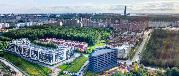 Фото: г. Санкт-Петербург<br><br>Видовая 1ккв в ЖК Ultra City. Переуступка!<br>Комендантский пр., 60к1<br><br>Продается отличная квартира в кирпично-монолитном доме на 9 этаже, площадь 36,1м. <br>Из квартиры откроется шикарная панорама на самое высокое здание в Европе Лахта центр.<br>Удачное расположение на этаже и всего 4 квартиры.<br><br>Дом стоит на стилобате, приподнят на 6м от земли, жителям будет доступен свой детский сад, современные площадки для спорта и отдыха, собственный фруктовый сад, ели, и другие породы вечнозеленых деревьев, территория полностью огорожена от посторонних и находится под виденаблюдением, есть свой отапливаемый подземный паркинг, 4х ступенчатый фильтр очистки воды и многие другие современные 