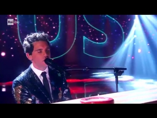 Mika canta One of us _ uno di noi - Stasera CasaMika_ИТАЛКИНО