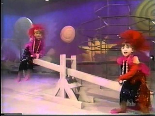 LITTLE MARY KATE AND ASHLEY OLSEN TWINS SINGING TOTALLY OPPOSITE IDENTICAL TWINS CUTE SONG & DANCE