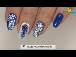 nails_oksanamalyarenkoОбнаружила, что не выложила в Инста этот мастер-классик))) Новогодняя тема с вензелями и стразами.