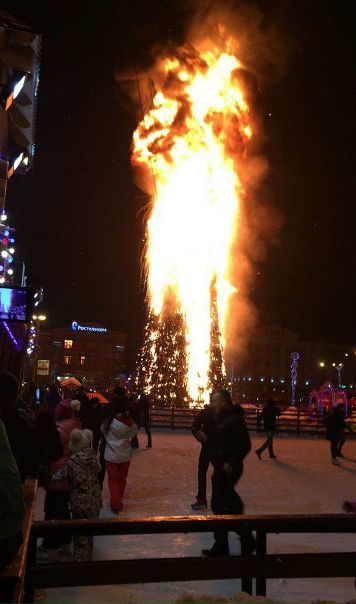 Фото: В Южно-Сахалинске сгорела главная городская ёлка на площади Ленина. <br>Новый год получился просто огонь...