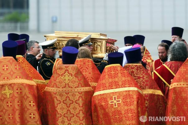 В Москву доставили мощи Николая Чудотворца: 