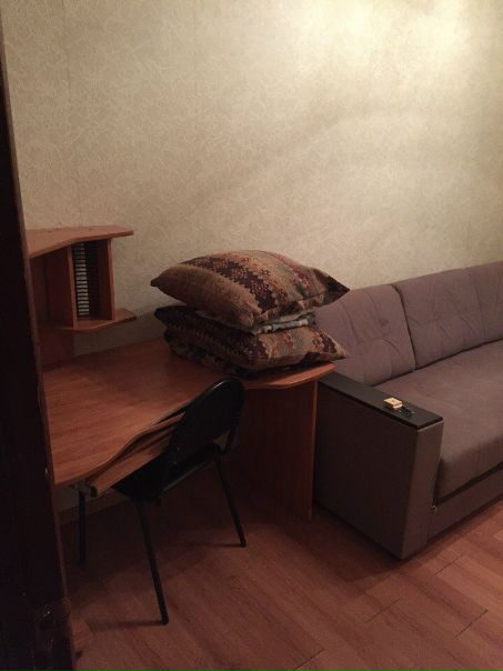 ЯСЕНЕВО<br>Комната в трёшке. До метро 5-6 минут пешком<br>Диван, шкаф, стол - фото Фото: ЯСЕНЕВО<br>Комната в трёшке. До метро 5-6 минут пешком<br>Диван, шкаф, стол