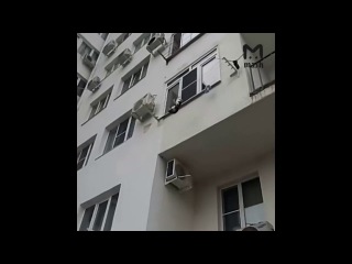 Прохожий спас неопытного паркурщика