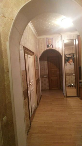 Фото: Срочно <br>М. Новокосино, 7мин пешком до метро <br>Подселю мужчину-славянина, строго гр. РФ! в большую комнату где проживает двое мужчин (работают, не курят). Сдается часть комнаты - Отдельное спальное место, шкаф, полочки и тумбочки всякие. В двух других комнатах проживают по трём парням. <br>Сам район прекрасный... рядом ТЦ все варианты супермаркетов, новый и качественный фитнес Новая Лига и прочее. Квартира 3 комнатная, чистая, большая и уютная, ремонт сделан 2015 году. Все комнаты раздельные, 2 с/у ,в комнате кровать, комод, шкаф и маленький диван, для проживания все имеется. <br>Всё чисто и аккуратно. Я не агент,собственник! В соседях русские мужчины, учатся или работают! У нас ребята не только живут но и дружат! <br>На квартире сухой закон! <br>Мы ищем славянина с гражданством РФ <br>Цена: 7 500; цена за месяц. Цена указана включая электричество, воду, Интернет, бытовую химию. То есть за всё.  <br>Метро Новокосино ул Октября 20. Есть 3 квартиры с похожими условиями! Звони! Подберем лучший вариант без залога и комиссии. <br>От метро 7 мин пешком! 8-903-779-82-22 Василий (собственник) или пишите ватсап/вайбер. 