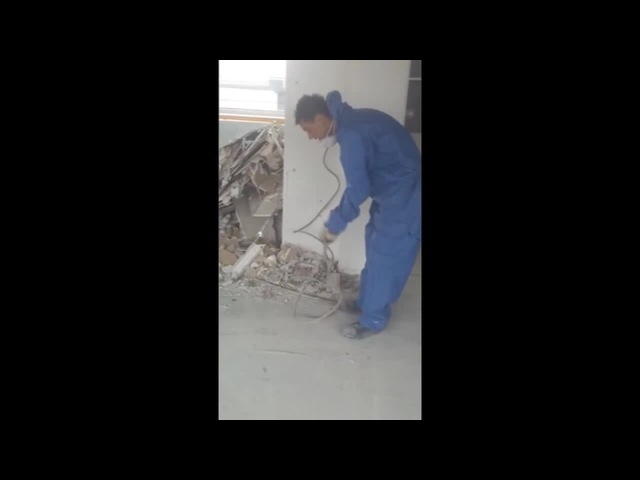 Robit megbassza az áram xD