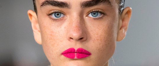 Смотреть Съемка L’Officiel: три блестящих бьюти-образа в объективе kirakira видео Смотреть Съемка L’Officiel: три блестящих бьюти-образа в объективе kirakira видео