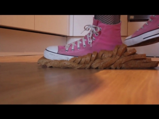 Школьница давит хлеб розовыми кедами красивые ножки Pink converse and bread