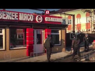 Оглушил поленом