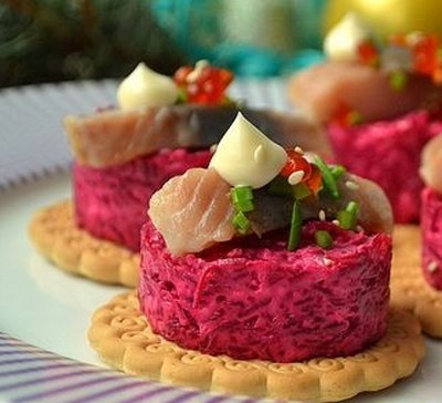 Закуска с сельдью на крекерах