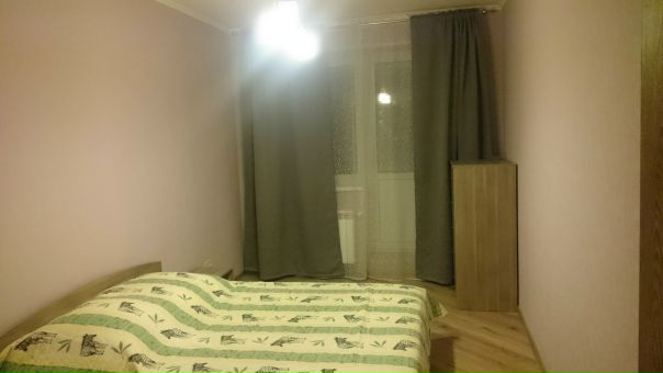 Фото: Сдается комната 20м2 в двухкомнатной квартире без посредников с 23 марта. <br>Проживание строго для одного человека, граждан РФ и без гостей, желательно старше 30 лет. <br>ЖК находится на огороженной территории + консьерж. <br>В соседней комнате проживает семейная пара из двух человек без вредных привычек. <br>В квартире сделан хороший ремонт и имеются все необходимые бытовые приборы + wi-fi. <br>Квартира эксплуатируется с зимы 2015 года. <br>Цена 16000 + вода и свет пополам (16000 депозит). <br>Территориально м. Лермонтовский проспект ( от метро 3 минуты пешком). <br>По всем вопросам писать в ЛС