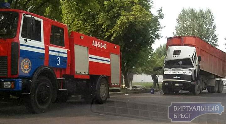 На перекрёстке ГОБК - Фомина перевернулся МАЗ с мусором На перекрёстке ГОБК - Фомина перевернулся МАЗ с мусором