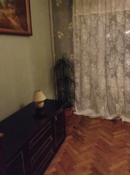 Срочно сдаётся отдельная комната и койко-место в проходной комнате для девушек,женщин славянской внешности на длительный срок. Цена вопроса:комната -16000 со всеми выплатами,койко-место-8000 со всеми выплатами.<br>Квартира трёхкомнатная,толпы нету-у каждого свой график. Имеется кот. <br>Рядом фитнес-зал,магнит,Дикси,пятёрочка. До метро Славянский бульвар 7 минут езды,до Кунцево-примерно 10-15 минут езды,до Юго-Западной 20-25 минут. <br>Обращаться по телефону 8(906)0683248 Лариса - фото Фото: Срочно сдаётся отдельная комната и койко-место в проходной комнате для девушек,женщин славянской внешности на длительный срок. Цена вопроса:комната -16000 со всеми выплатами,койко-место-8000 со всеми выплатами.<br>Квартира трёхкомнатная,толпы нету-у каждого свой график. Имеется кот. <br>Рядом фитнес-зал,магнит,Дикси,пятёрочка. До метро Славянский бульвар 7 минут езды,до Кунцево-примерно 10-15 минут езды,до Юго-Западной 20-25 минут. <br>Обращаться по телефону 8(906)0683248 Лариса