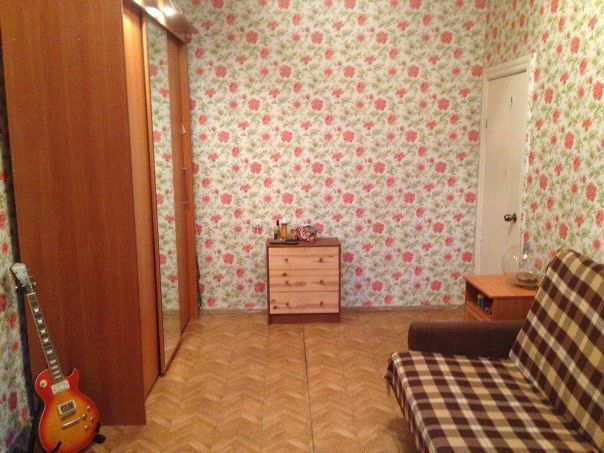 Фото: Сдается комната<br><br>Большая ,светлая ,уютная.Потолки 3 метра !<br><br> центр Москвы!<br>от Новослободской 10 минут пешком<br>От савеловской 6 минут пешком !!<br><br>чудный вид из окна на новослободский парк, выезд из двора прямо на трешку. пятерочка, магнит, сбербанк, и другие прелести в изобилии <br><br>тихие ,чистолюбивые соседи <br><br>Цена всего!! 20т.р.(интернет, комуналкане больше 1000) , <br>комиссия 100%<br>Заезд 10 октября. Пишите на вотсап 9773039926 89160862991