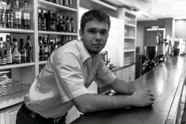 Срочно! Сниму изолированную комнату на длительный срок. В пешей доступности от метро (до 15 минут пешком).<br><br>О себе: мужчина, 27 лет. Чистоплотен, аккуратен, платежеспособен. Люблю готовить. Не пью, курю только на улице. Неконфликтный, тихий и спокойный. Часто дома то же работаю - потому мое присутствие вы даже не заметите :)<br>Идеально уживаюсь с соседями любого пола. Уважаю личное пространство. <br><br>В комнате желательна кровать (или другой вид спального места), шкаф и стол. <br>Минимально необходима техника - стиральная машинка, плита. Нужен wifi.<br><br>Бюджет до 15 с коммуналкой (обсуждается)<br><br> Фудин - фото Фото: Срочно! Сниму изолированную комнату на длительный срок. В пешей доступности от метро (до 15 минут пешком).<br><br>О себе: мужчина, 27 лет. Чистоплотен, аккуратен, платежеспособен. Люблю готовить. Не пью, курю только на улице. Неконфликтный, тихий и спокойный. Часто дома то же работаю - потому мое присутствие вы даже не заметите :)<br>Идеально уживаюсь с соседями любого пола. Уважаю личное пространство. <br><br>В комнате желательна кровать (или другой вид спального места), шкаф и стол. <br>Минимально необходима техника - стиральная машинка, плита. Нужен wifi.<br><br>Бюджет до 15 с коммуналкой (обсуждается)<br><br> Фудин