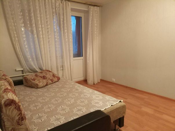 Фото: Всем привет! Сдам квартиру, в 3-х минутах ходьбы от метро Ленинский проспект и МЦК Площадь Гагарина. Квартира небольшая, но уютная, метраж 32 квадрата, 2 комнаты, спальня 16 квадратов и микрокомната с диваном для гостей или раздумий. Санузел совмещенный. Цена вопроса 40 тысяч рублей, залог 100 %, можно разбить на несколько месяцев. Можно с детьми, нельзя с животными, которые гуляют сами по себе ( хомячки и черепашки - ок ). Рассмотрю порядочных и платежеспособных людей любой национальности, лишь бы люди были хорошие :) показ в любой будний день после 18:00 или в выходные. Пишите в личку или звоните по номеру 8 977 475 65 51, отвечу на все вопросы-покажу квартиру. Репост, друзья, квартира найс, сама в ней была сегодня!<br> Шапарина