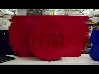 Сотрудники Lego в честь 60-летия создания первой детали конструктора собрали её
