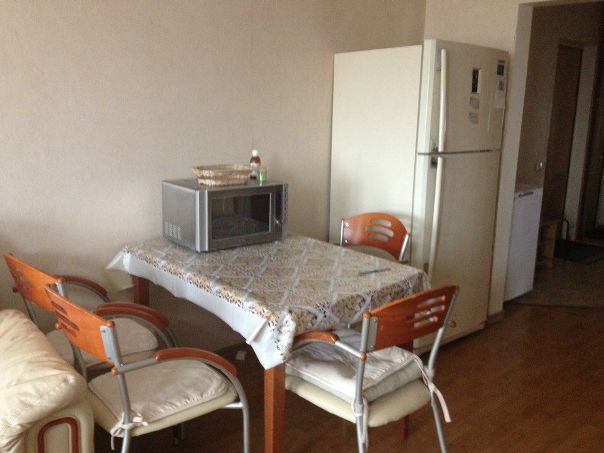 Фото: Срочно! <br>Ищу соседку в двухкомнатную квартиру на 10 этаже. П. Развилка, дом 41. 10 минут на маршрутке до метро Домодедовская Комната светлая, изолированная, шкаф , диван. Стеклопакеты,ламинат.Интернет. <br>Квартира уютная, чистая, есть все необходимое для проживания(Плита/холодильник/стиральная машина/ микроволновка). Живу с сыном,9 лет и котом. Ищу исключительно девушку. Стабильный заработок, порядочность, чистоплотность-обязательны! <br>Заезд с 1 ноября. Оплата 15 т. плюс,электроэнергия.Все вопросы по телефону. 8919 970 37 03