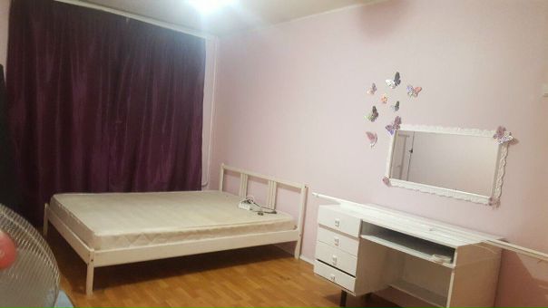Фото: Ищу соседку к себе в комнату (двушка, комнаты раздельные ) без вредных привычек, Чистоплотную, нешумную. <br>О себе: работаю 5/2, чистоплотная, аккуратная , дружелюбная . <br>Метро: текстильщики, в пешей доступности 7-8 минут до метро , 10 минут до электрички. Две станции от кольца, удобное расположение. Около дома ТЦ, МЕГА, Леруа, Ашан и т.д и т.п<br>Оплата 9 тыс. Без депозита. <br>Контакты: +7 (968) 463-05-05 - Катя