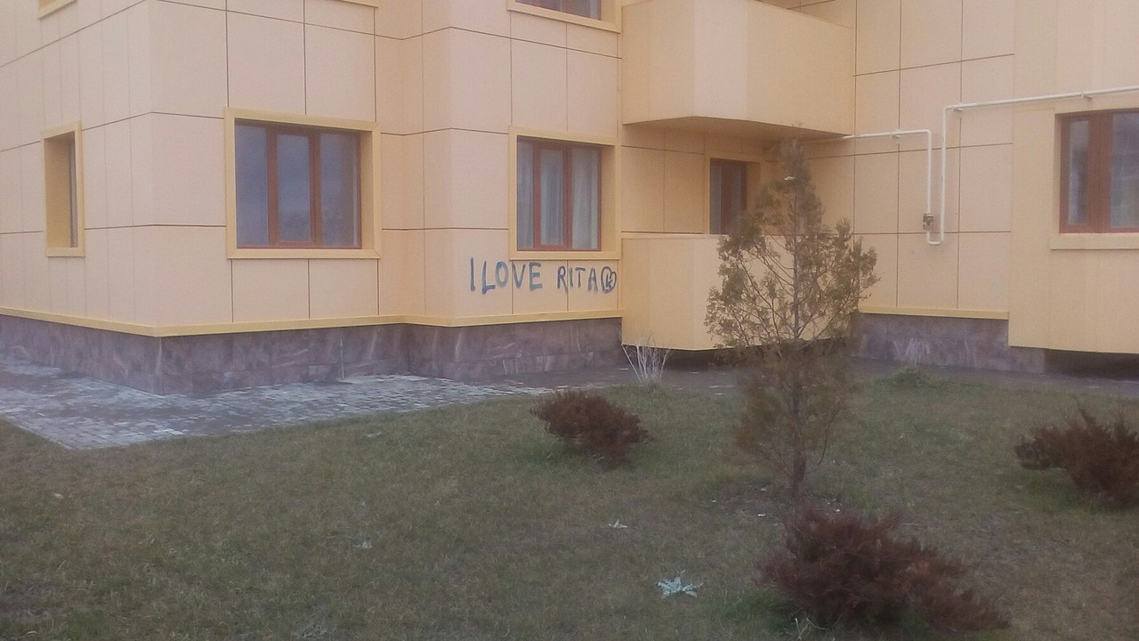 Вандалы в Армянске добрались до новых многоэтажек Вандалы в Армянске добрались до новых многоэтажек