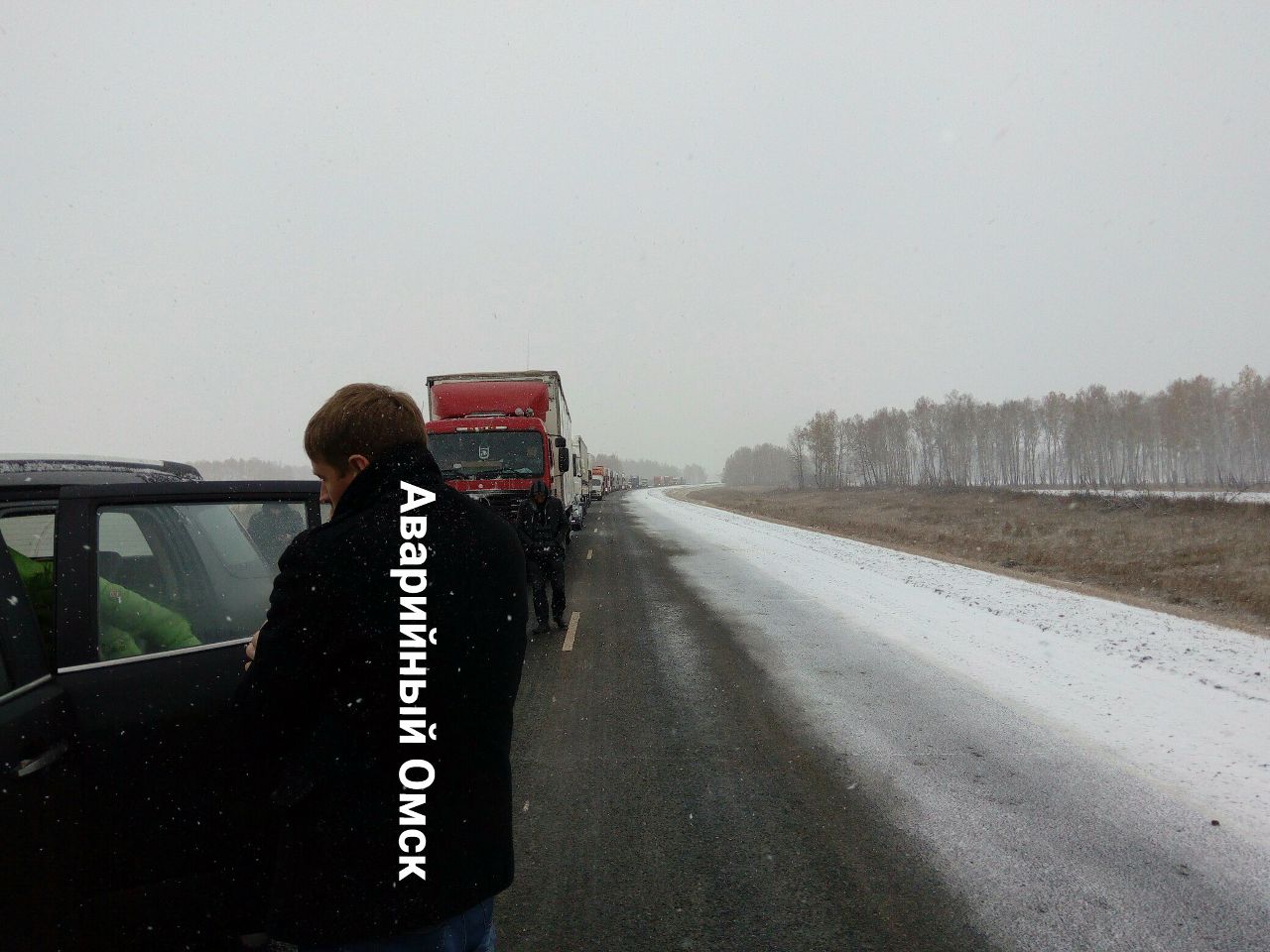 На трассе Омск – Тюмень из-за влетевшей в отбойник фуры образовалась 9-километровая пробка – ФОТО