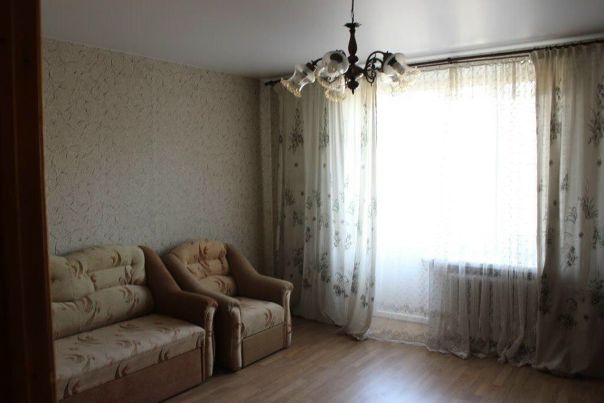 Фото: Сдается 3-х комн. квартира 90 кв.м. в 10 мин. пешком от м. Проспект Вернадского (ул. Кравченко).<br>Дом кирпичный, расположен во дворе, вдали от проезжей части. Тихий двор удалён от дорог. В минуте ходьбы школа Олимпийского резерва, общеобразовательная школа. <br>Выполнен свежий косметический ремонт. По согласованию с Вами хозяин квартиры укомплектует необходимой мебелью комнаты. В наличии: стиральная машина, духовой шкаф, посудомоечная машина, телевизор и мебель (на фото).<br>Оплата 75к в месяц. Все комнаты изолированные.<br>Без комиссии.<br><br> Шарупич