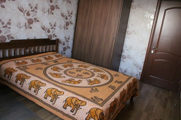Сдается комната в 2-х комнатной квартире, без комиссии. <br>Предпочтительно девушке. Комната в 2-х комнатной квартире в 3 мин. от метро Коньково (пешком). В соседней комнате - пара. <br>Комнаты изолированные, кухня большая, ремонт 2 года назад. <br>Площадь комнаты примерно 13 м. <br>Мебель в комнате: шкаф и комод Икеа, письменный стол и компьютерный стул, двуспальная кровать. <br>На кухне вся необходимая бытовая техника. Есть мультиварка, кофеварка. <br>Рядом всё, что нужно человеку: магазины, кафе, фуд-корт и т.д. Также рядом 2 огромных лесных массива, зимой – горнолыжный склон «Узкое». <br>Цена: 19 000+счетчики (вода, свет, Wi-Fi) , Депозит 19 000 <br>В квартире не курят и не держат животных. <br>Все вопросы – в личку. - фото Фото: Сдается комната в 2-х комнатной квартире, без комиссии. <br>Предпочтительно девушке. Комната в 2-х комнатной квартире в 3 мин. от метро Коньково (пешком). В соседней комнате - пара. <br>Комнаты изолированные, кухня большая, ремонт 2 года назад. <br>Площадь комнаты примерно 13 м. <br>Мебель в комнате: шкаф и комод Икеа, письменный стол и компьютерный стул, двуспальная кровать. <br>На кухне вся необходимая бытовая техника. Есть мультиварка, кофеварка. <br>Рядом всё, что нужно человеку: магазины, кафе, фуд-корт и т.д. Также рядом 2 огромных лесных массива, зимой – горнолыжный склон «Узкое». <br>Цена: 19 000+счетчики (вода, свет, Wi-Fi) , Депозит 19 000 <br>В квартире не курят и не держат животных. <br>Все вопросы – в личку.