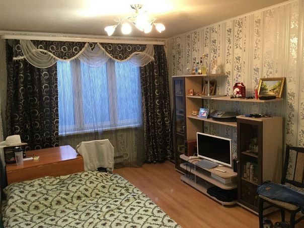 Фото: Добрый день! С 5-6-го апреля! Сдаётся комната в двухкомнатной квартире вблизи Метро Академика Янгеля, 10 мин пешком, без хозяев. Комнаты изолированные. Не бабушкин вариант В квартире есть вся необходимая мебель и техника для комфортного проживания: <br>* Wi-fi; <br>* Стиральная машинка; <br>* Микроволновка; <br>* С/у раздельный; <br>В комнате Диван, шкаф-купе, пластиковые окна.<br>Стоимость 18000 + счётчики. Депозит за один месяц <br>Пишите в лс или звоните по тел 89197220660<br> Королева